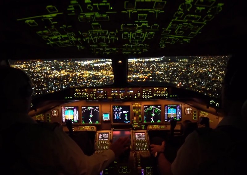 Ovako izgleda noćno spuštanje Boeinga 777 u jednu od najprometnijih zračnih luka