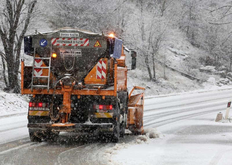 Vozači oprez! Snijeg, poledica i olujni vjetar otežavaju promet diljem zemlje