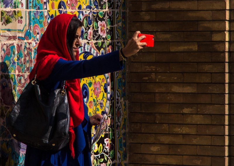 Iranska policija više neće privoditi žene zbog odijevanja nego će ih slati na policijska predavanja