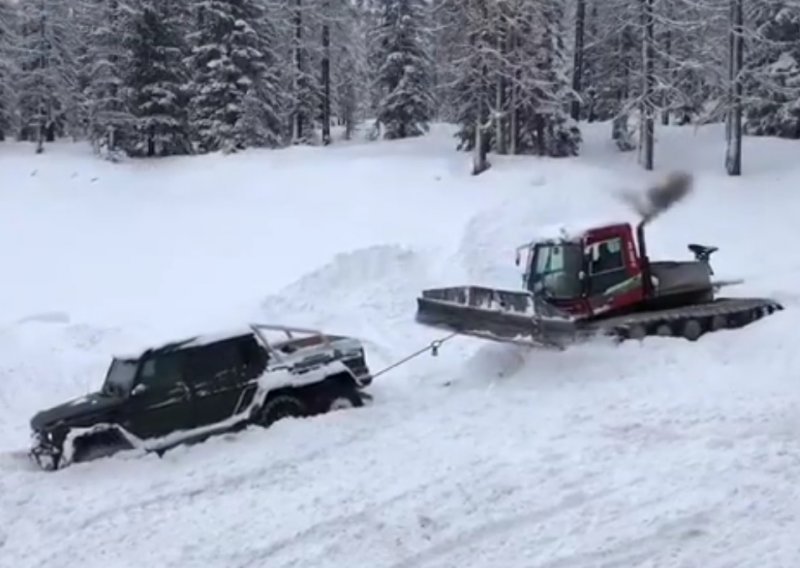 'Nezaustavljivi' Mercedes G63 6x6 zapeo u snijegu. Ratrak ga jedva izvukao