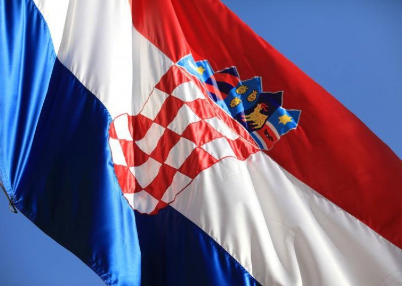 Ništa od hrvatskih zastava koje dijeli Vodovod, grbovi su neispravni