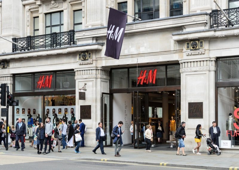 H&M razbjesnio javnost zbog majice s uvredljivim natpisom: Suradnju im je otkazao i slavni glazbenik