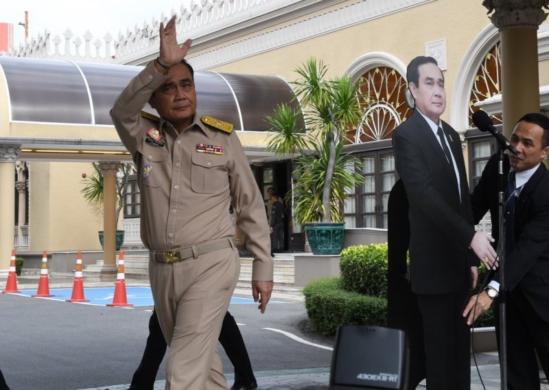 Tajlandski premijer alergičan je na novinare: Imate li pitanja? Obratite se ovom liku!