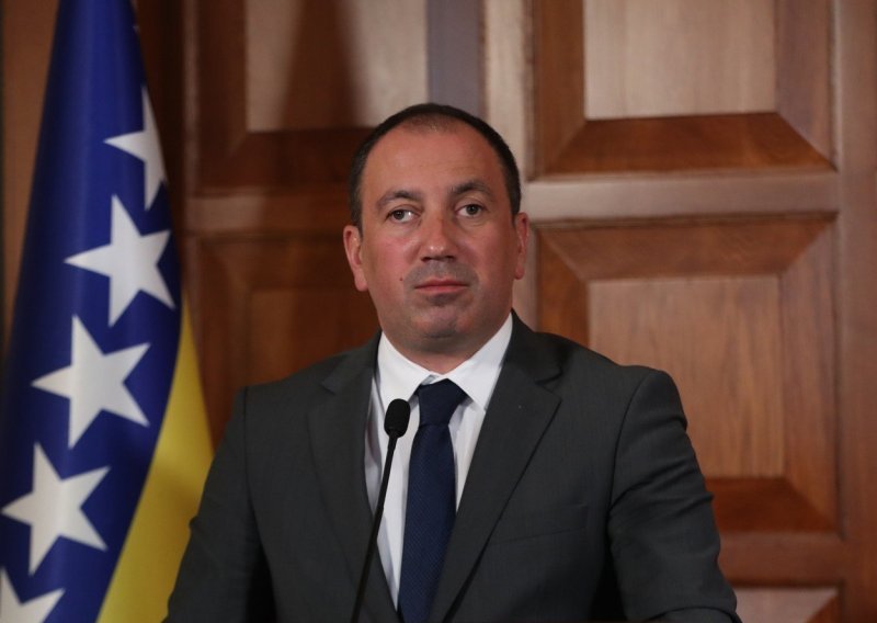 Šef diplomacije BiH nema namjeru prekinuti suradnju s veleposlanikom Del Vechijom