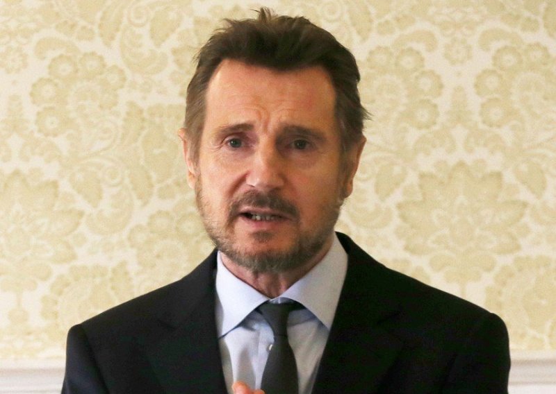 Devet godina nakon tragične pogibije supruge Liam Neeson proživljava novu obiteljsku dramu