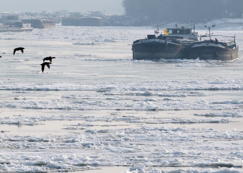 Dunav okovan ledom, u pomoć nam stižu mađarski ledolomci