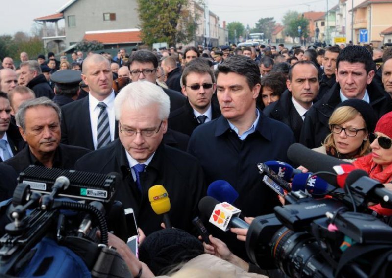 Josipović i Milanović morali su se suprotstaviti u Vukovaru