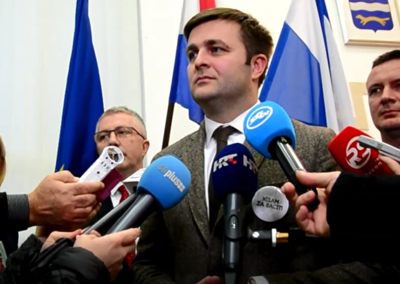 Otkrili smo zašto ministar energetike Tomislav Ćorić nosi bedž 'Nisam za baciti'