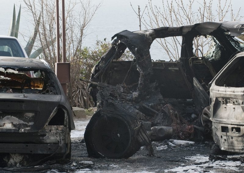 Kasno navečer u Zagrebu izgorio automobil, drugi zahvaćen vatrom