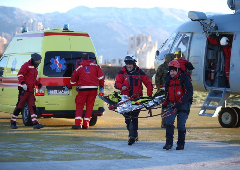 HGSS-ovci helikopterom spustili ozlijeđenog na zaleđenom Mosoru