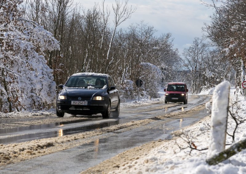 Oprez na cestama; probleme stvaraju mokri kolnici, snijeg i bura