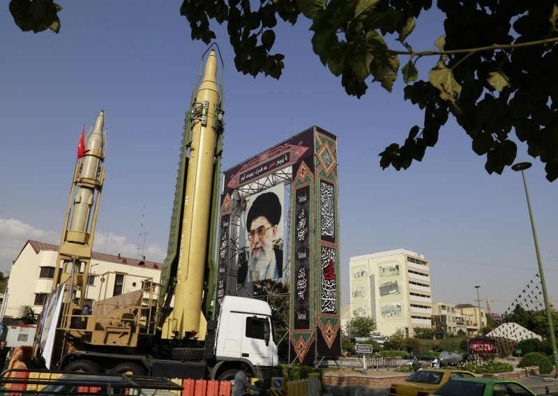Iran se za obljetnicu revolucije pohvalio novom ubojitom raketom