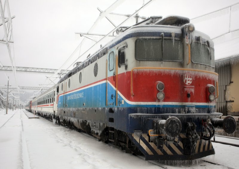 Vlak zaglavio u Lici: Putnici očajni, čekaju lokomotivu spasa...
