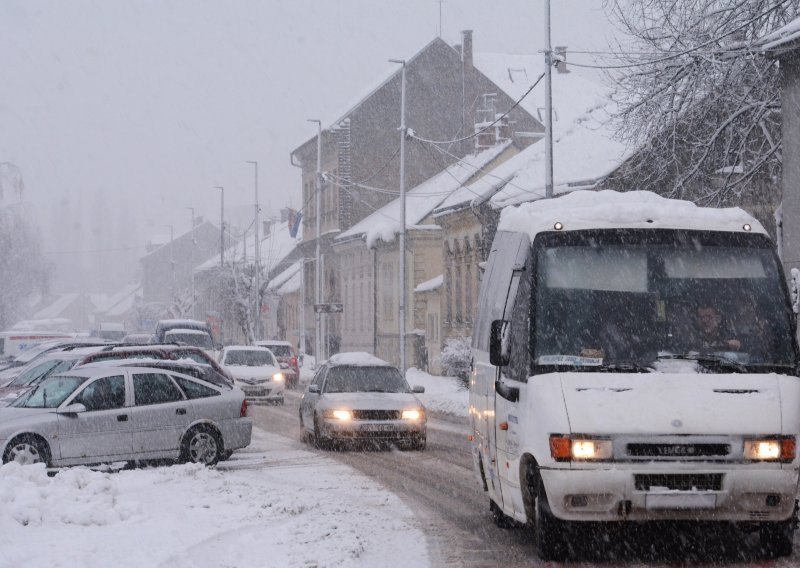 Snijeg uzrokovao kaos u prometu: Nesreće, zatvorene ceste, policija i vojska na terenu