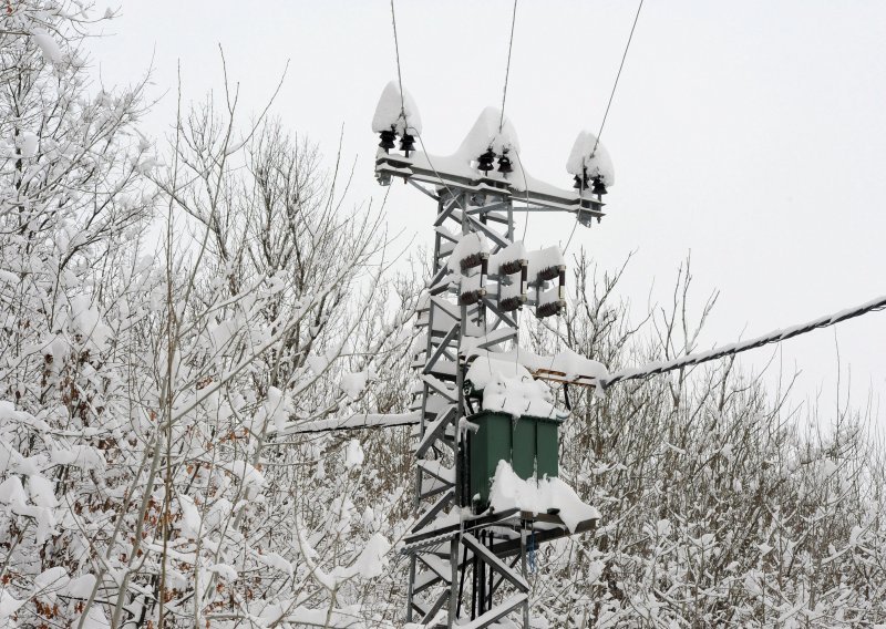 Snijeg pokrio Hrvatsku, elektre saniraju kvarove u Lici, Baniji i Kordunu