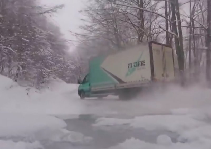 Kamiondžija u Bosni misli da je na drift stazi, a ne snijegom zametenoj cesti