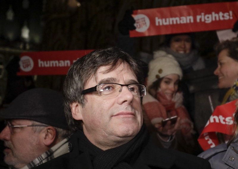 Bivši katalonski čelnik Puigdemont poručio iz zatvora da se ne predaje