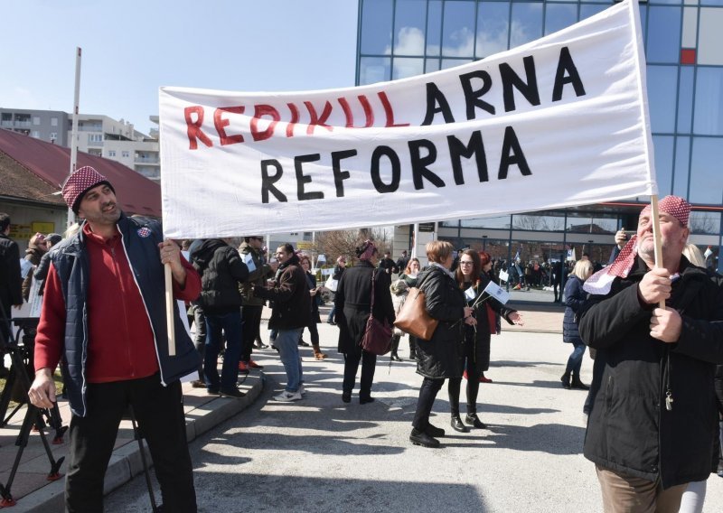 Učitelji ne odustaju: Opet prosvjedovali ministrici pod prozorom uz poruku 'B: Lažen ka Pinokio'