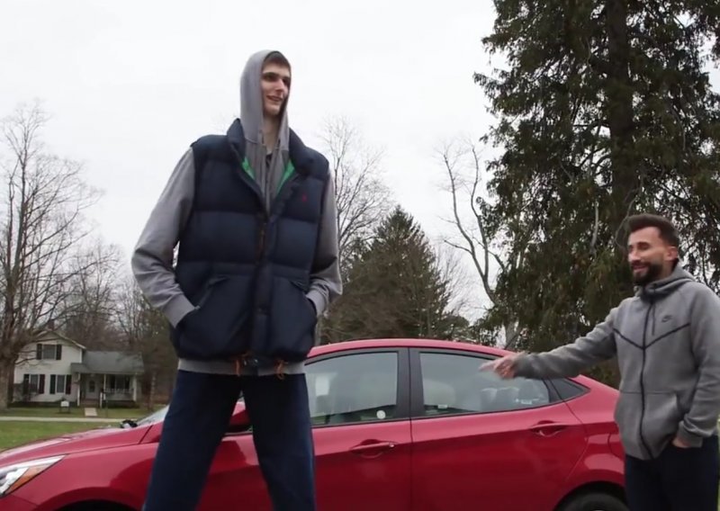 Kako se košarkaš od 231 cm smjesti za upravljač kompaktnog automobila?