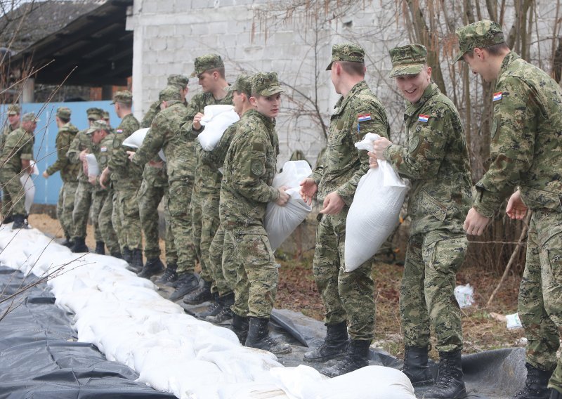 Hrvatska vojska i peti dan pomaže u obrani od poplava
