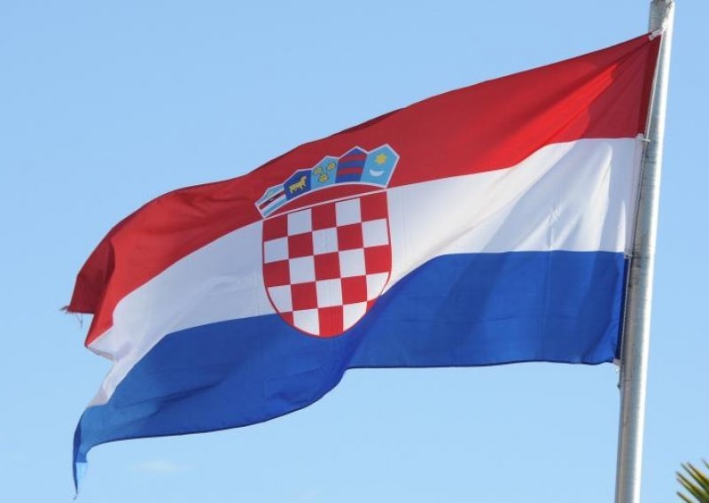 Udruge i stranke osudile paljenje hrvatske zastave u Vinkovcima