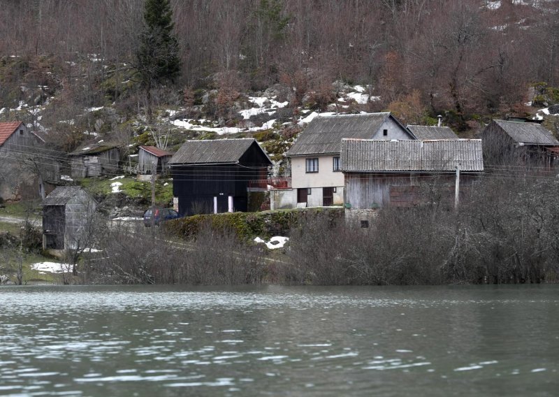 U Kosinjskoj dolini trideset poplavljenih kuća, Sava prijeti kod Jasenovca