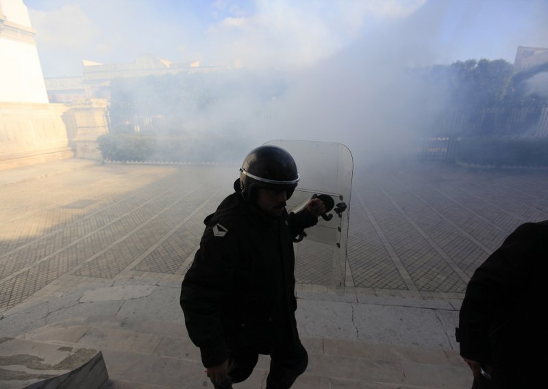 Militanti u Tunisu htjeli zapaliti televiziju zbog crtića