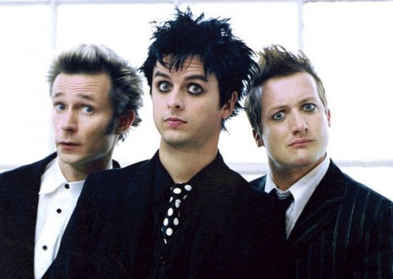 Pjevač Green Daya izbačen iz aviona zbog hlača