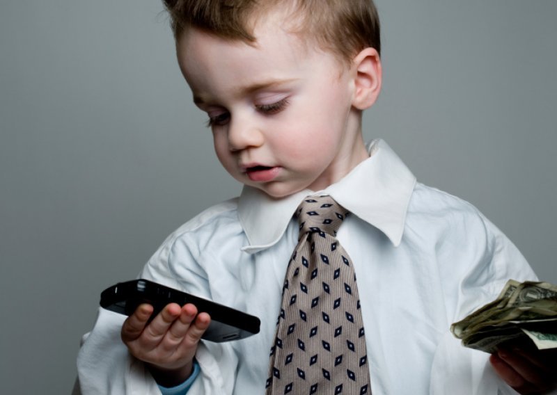 Sve više dvogodišnjaka koristi mobitele