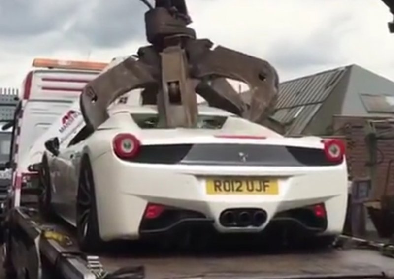 Ako volite automobile rastužit će vas ovaj video gnječenja Ferrarija