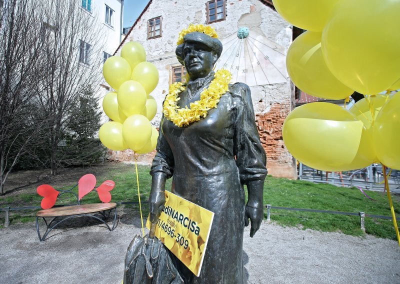 Zagrebački spomenici ukrašeni narcisama kao podsjetnik na prevenciju raka dojke