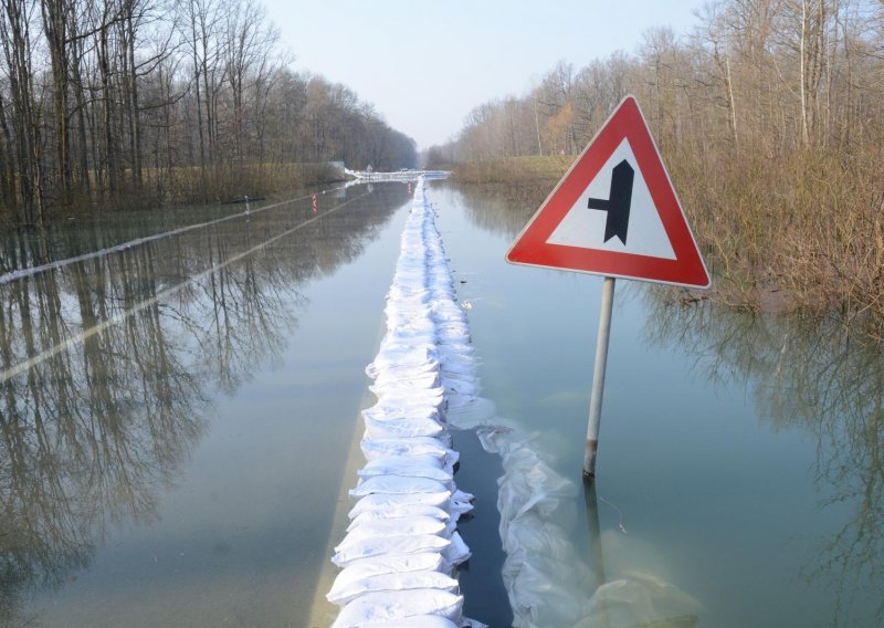 Pogledajte kompletno potopljenju cestu Sisak - Popovača