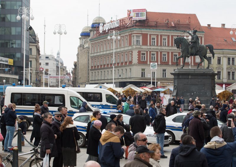 Specijalci na glavnom zagrebačkom trgu priveli dvadesetak huligana