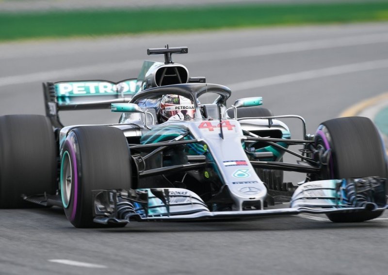 Hamilton srušio rekord staze, Mercedesi 'prešišali' Ferrarije