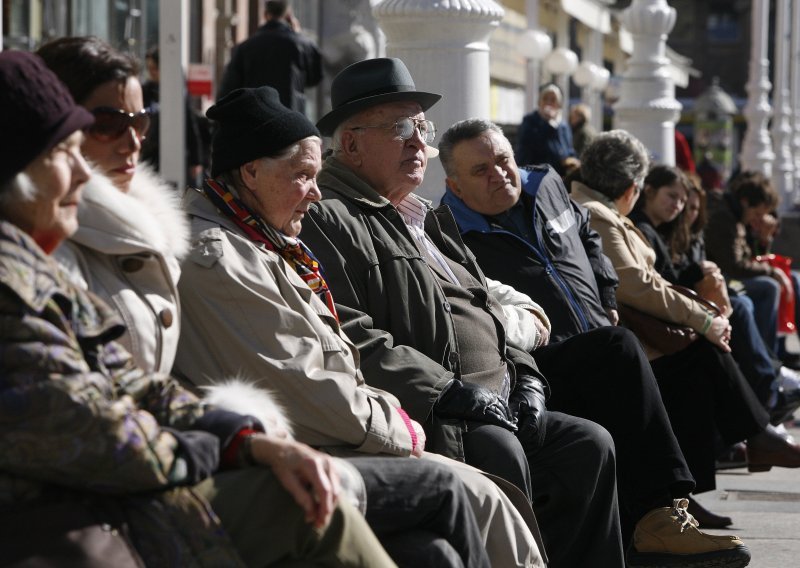 U Osijeku božićnice za umirovljenike i socijalno ugrožene građane
