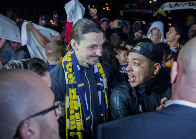 Tisuće navijača na aerodromu su u gluho doba noći dočekale Zlatana Ibrahimovića