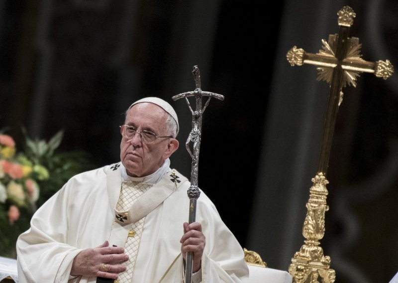 Papa zamolio oprost za svećenička zlostavljanja djece