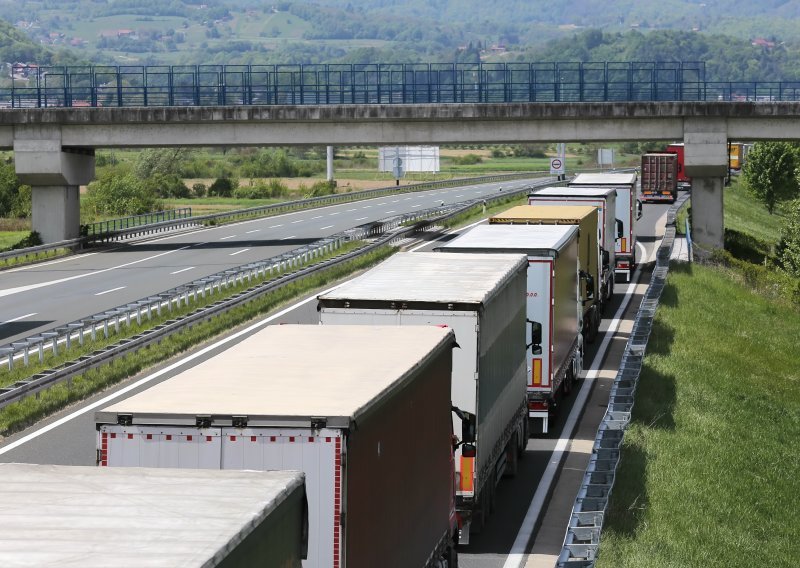 Zapeli kamioni: Kolone na granici sa Slovenijom zbog novog načina obračuna cestarine