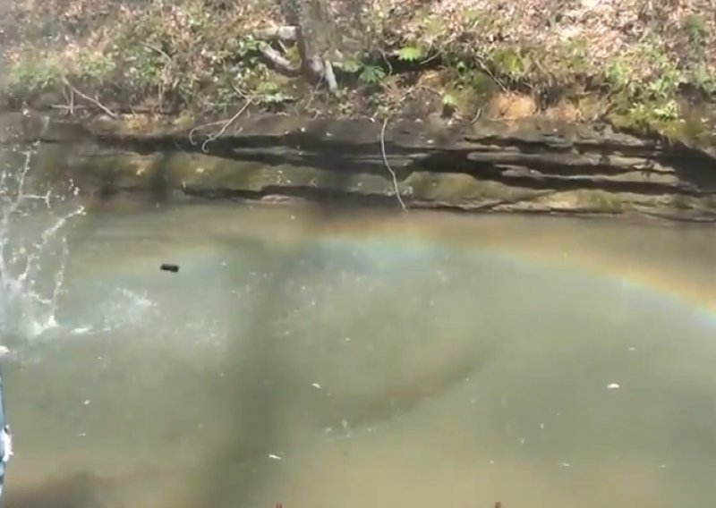 Pucnjevima iz sačmarice stvorila dugu iznad potoka
