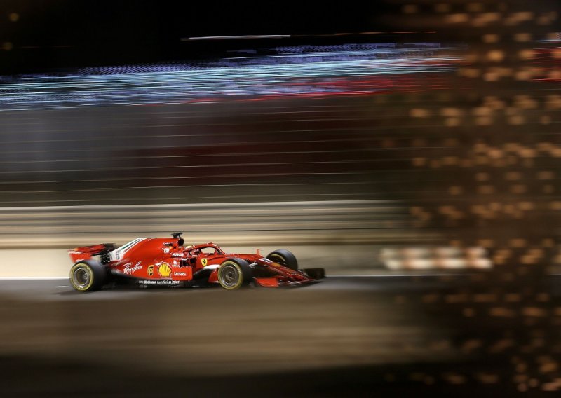 Ferrarijevi bolidi opet brži od Mercedesovih, a Hamiltonu i dodatna kazna