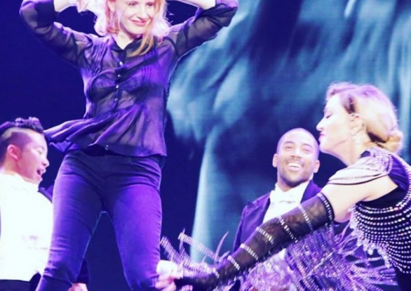 I suzdržana Jassica Chastain pokleknula pred Madonnom