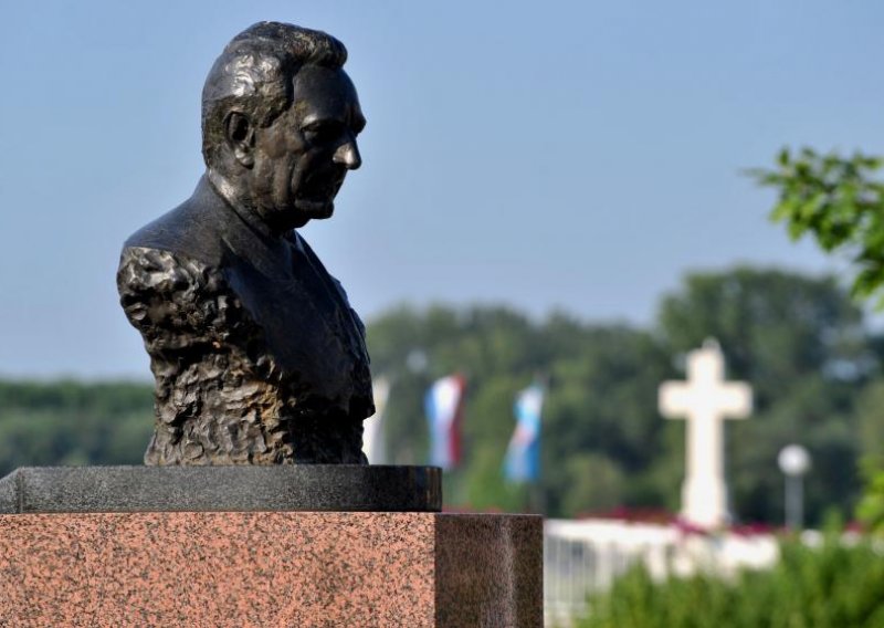 SDP-ovac Tuđmanu podigao spomenik, a sada gradi i križ
