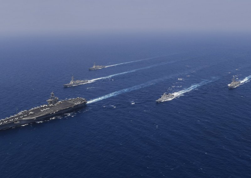SAD demonstrira vojnu moć u Južnom kineskom moru