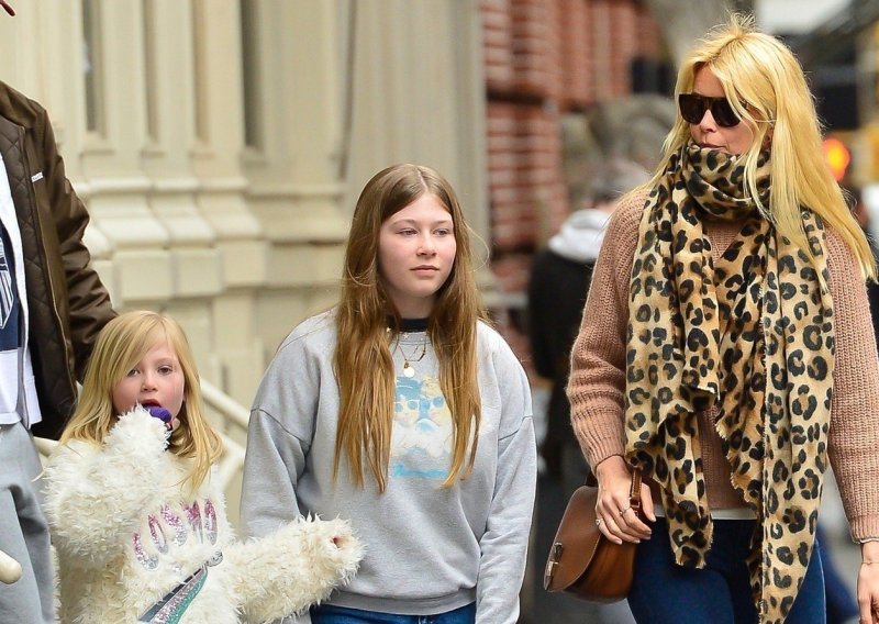 Godine su za nju samo broj: Claudia Schiffer uživa u šetnji s kćerkama