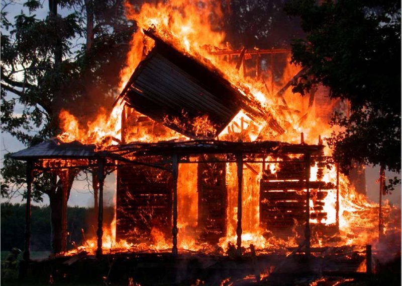 Izgorio dio kuće, tri kamp-prikolice i kuhinja restorana