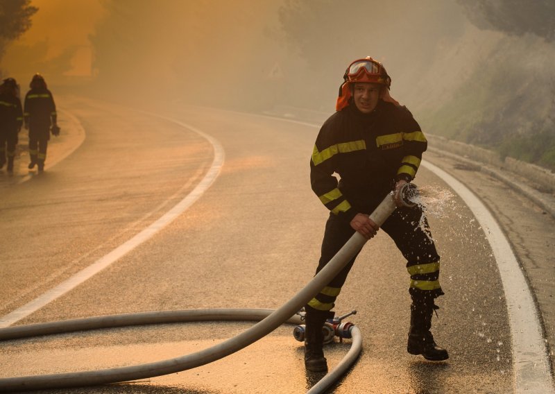 Veliki požar kod Lokve Rogoznice, zatvorena Jadranska magristrala