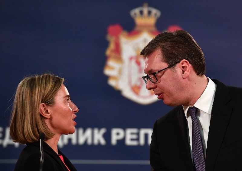 Vučić pred šeficom eurodiplomacije osudio Šešelja pa krenuo s tužakanjem Hrvatske