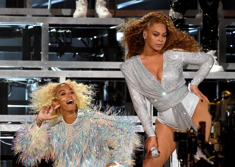 Kako joj je to palo na pamet: Beyonce pala na pozornici pokušavajući podići sestru