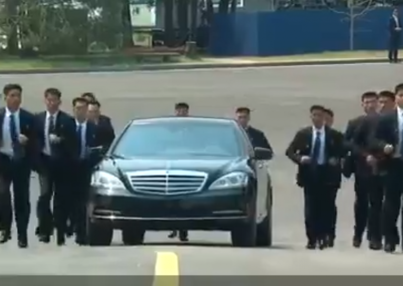 Ovo je ludo: Uz Kim Jong-unov auto trčkaraju tjelohranitelji