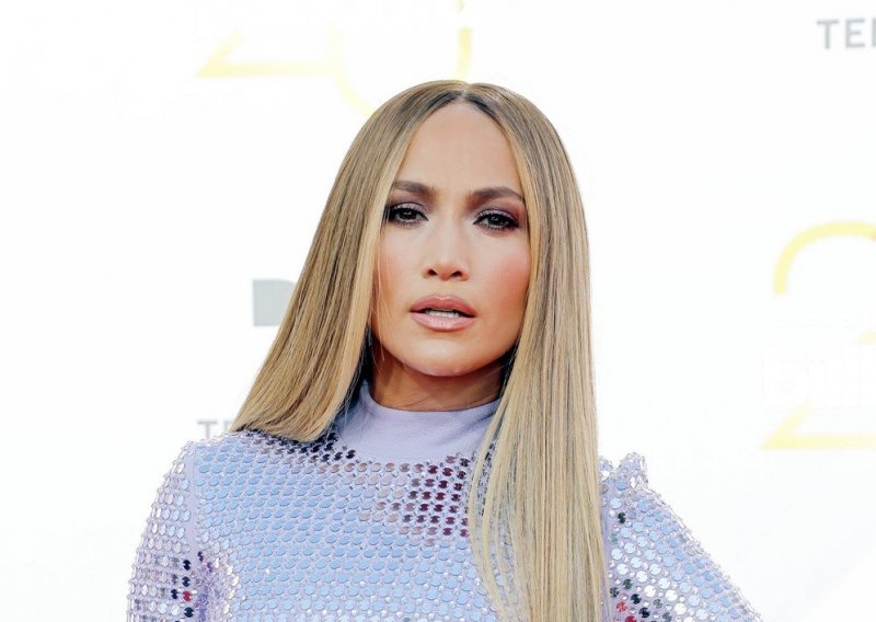 Jennifer Lopez vratila se ekstenzijama